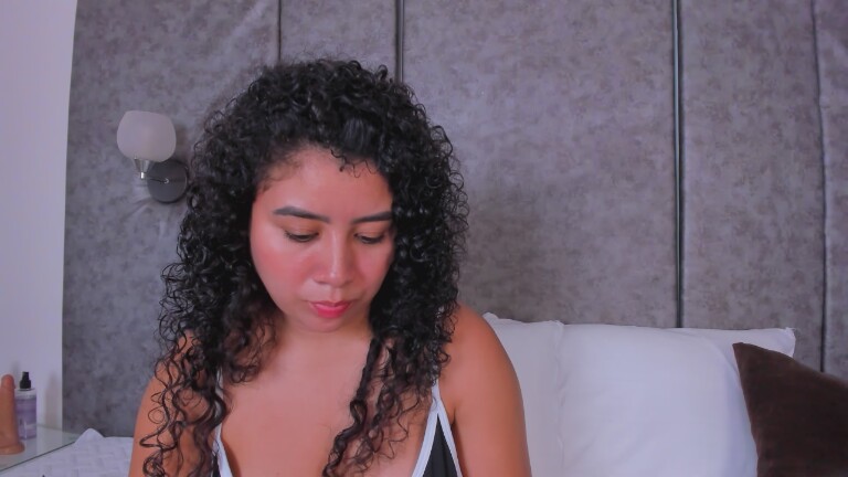 Tharaa24's Streamate show and profile