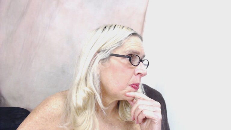 MidwestMILF's Streamate show and profile